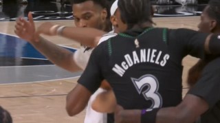 乐鱼体育平台-火爆冲突！卡斯尔麦丹口角推搡各吃一T 马刺榜眼磕到头部幸无大碍